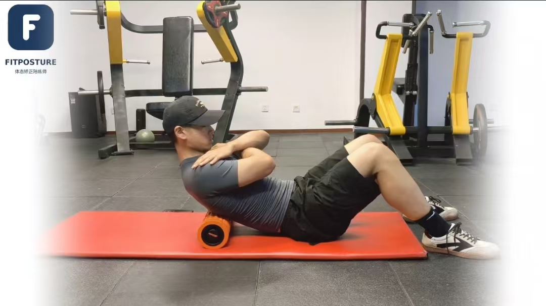 泡沫轴滚上背部